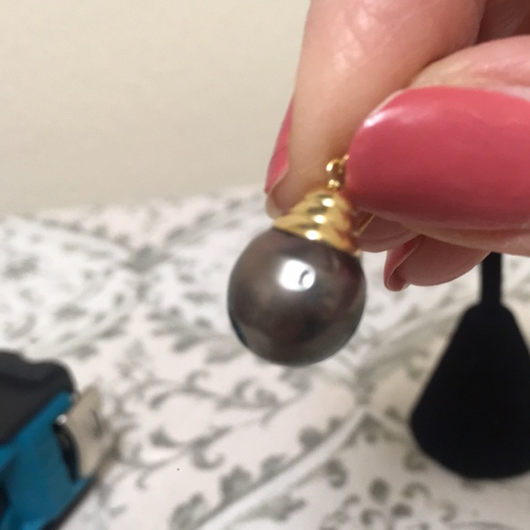 Tahatian black pearl 14 kt earrings - Picture 8 of 12